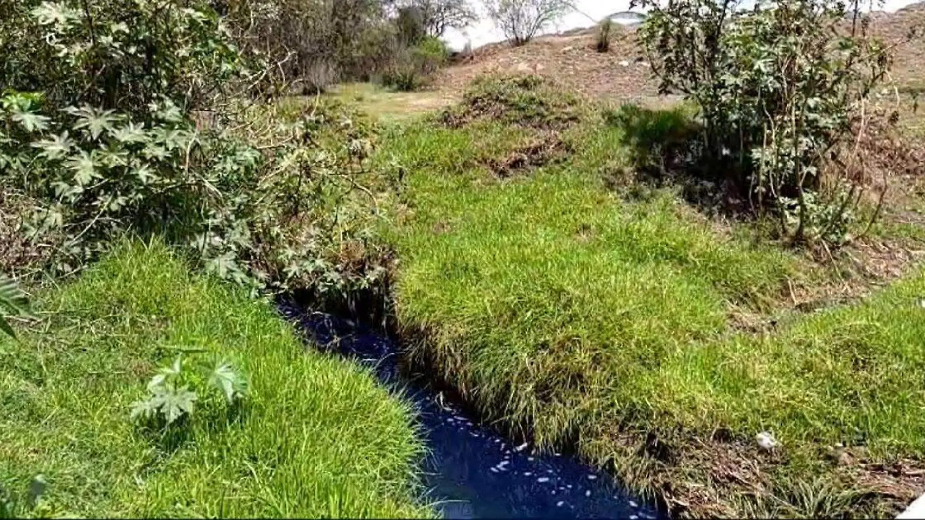 El agua empieza a teñirse de colores a partir de su llegada a San Salvador El Verde